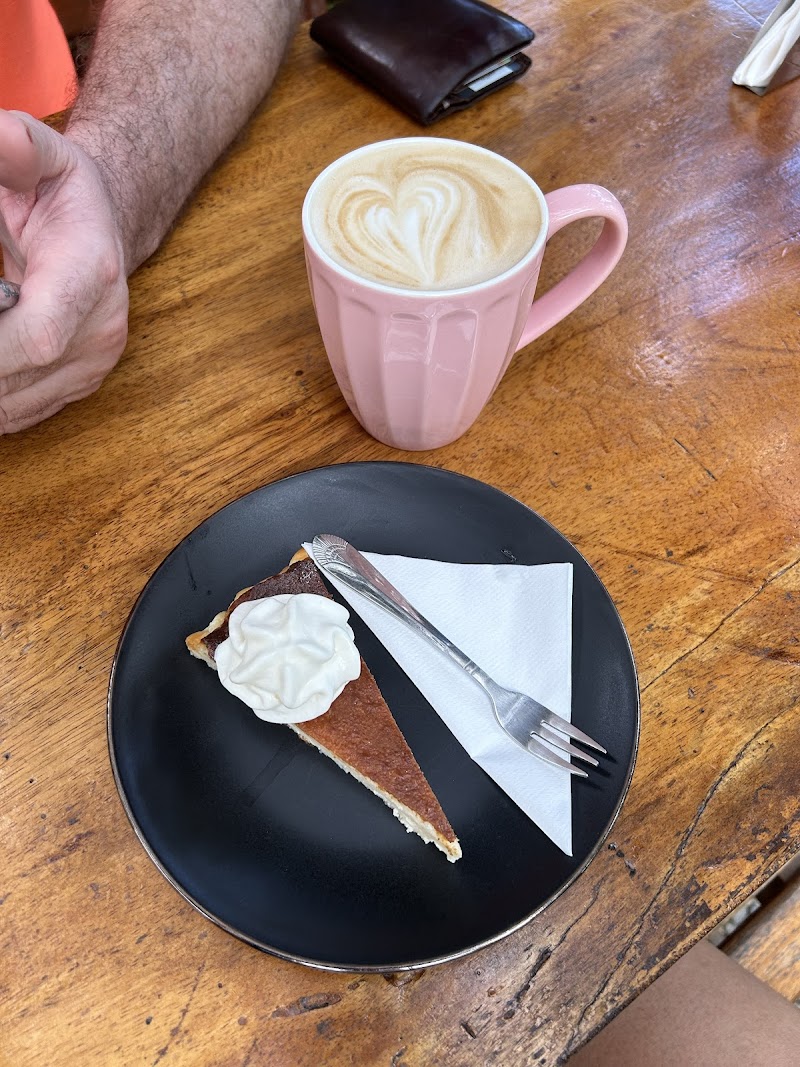 Kambute — interior and food photo 2